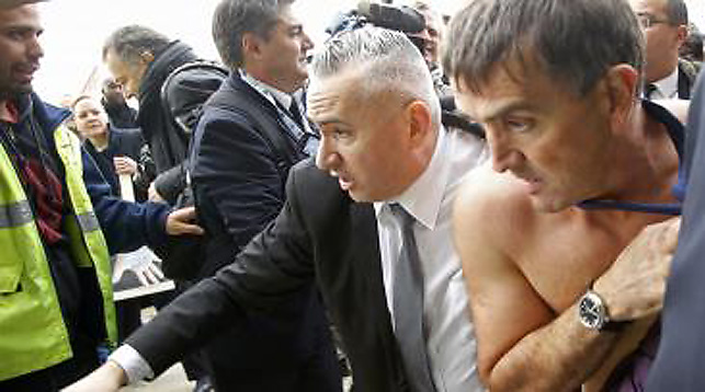 Бастующие сотрудники Air France избили своих руководителей