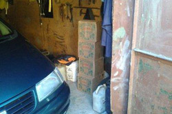 Житель Бобруйского района торговал российской водкой в своем гараже 