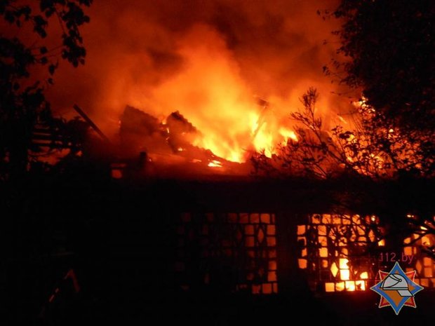 В горящем доме в Бобруйске погибла многодетная мать, дети успели спастись