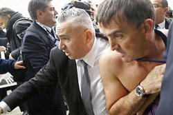 Бастующие сотрудники Air France избили своих руководителей