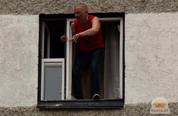 ЧП в Светлогорске: мужчина громит свою квартиру и угрожает покончить с собой (фото и видео) 