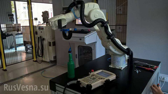 Польские студенты собрали робота, способного разливать водку по стаканам (ВИДЕО)