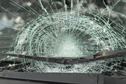 Бобруйские хулиганы разбили стекла в двух машинах