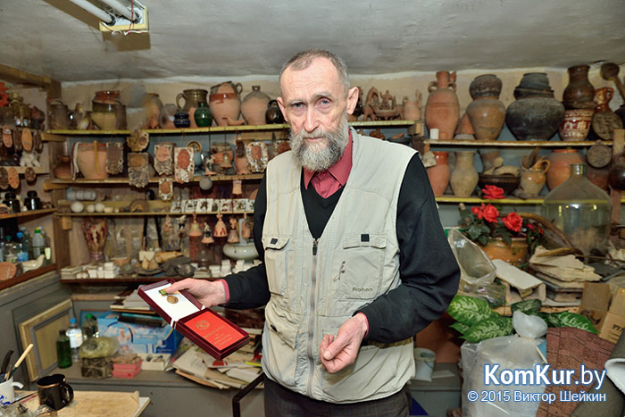 Бобруйскому художнику-керамисту вручили медаль 