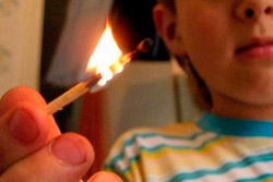 В Бобруйске третьеклассник решил поджечь спирт и получил ожоги